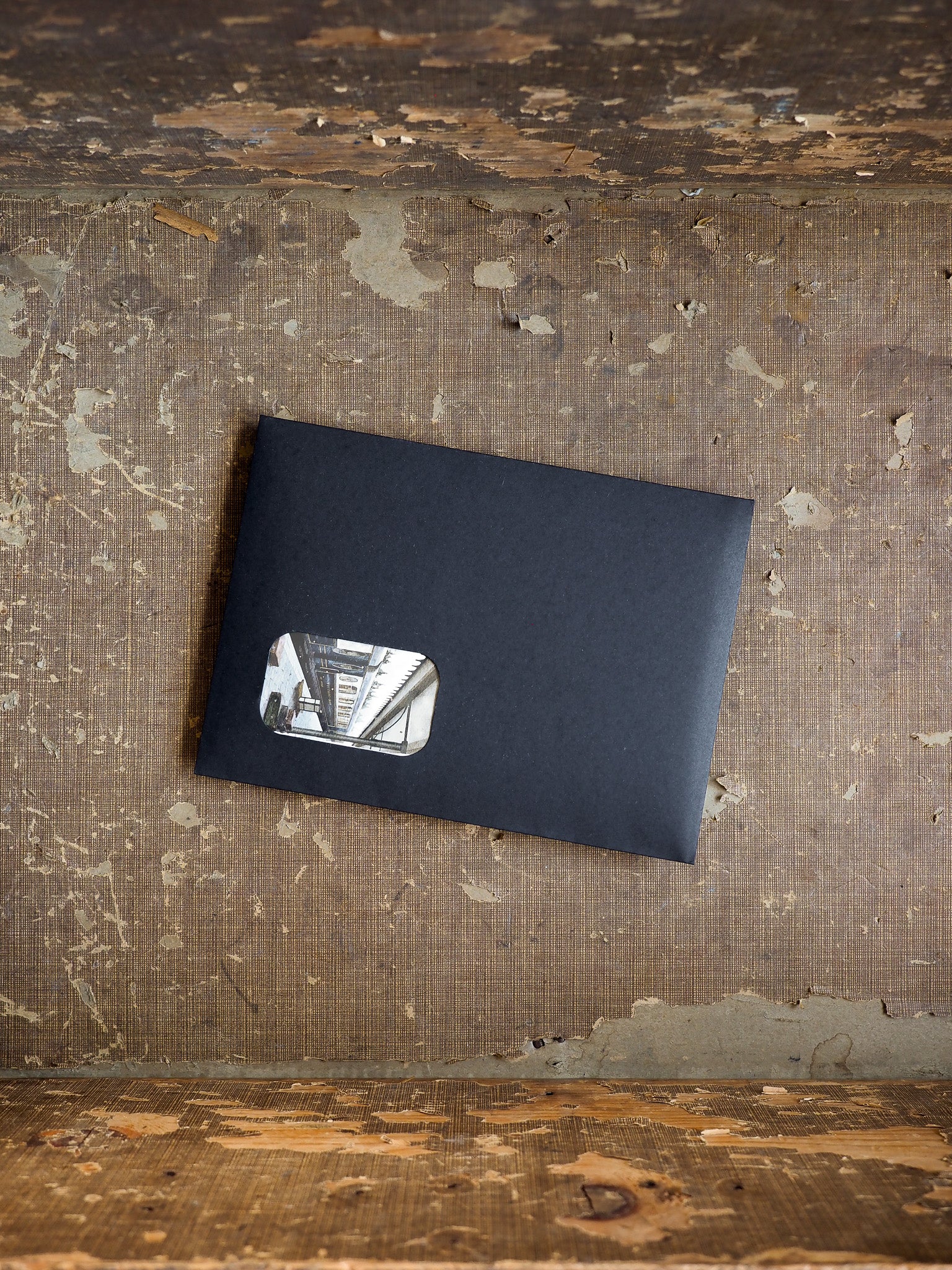 Minimalist dark gray planning kit for August 2025, featuring a sleek, rectangular design and a central window graphic for customizable notes.