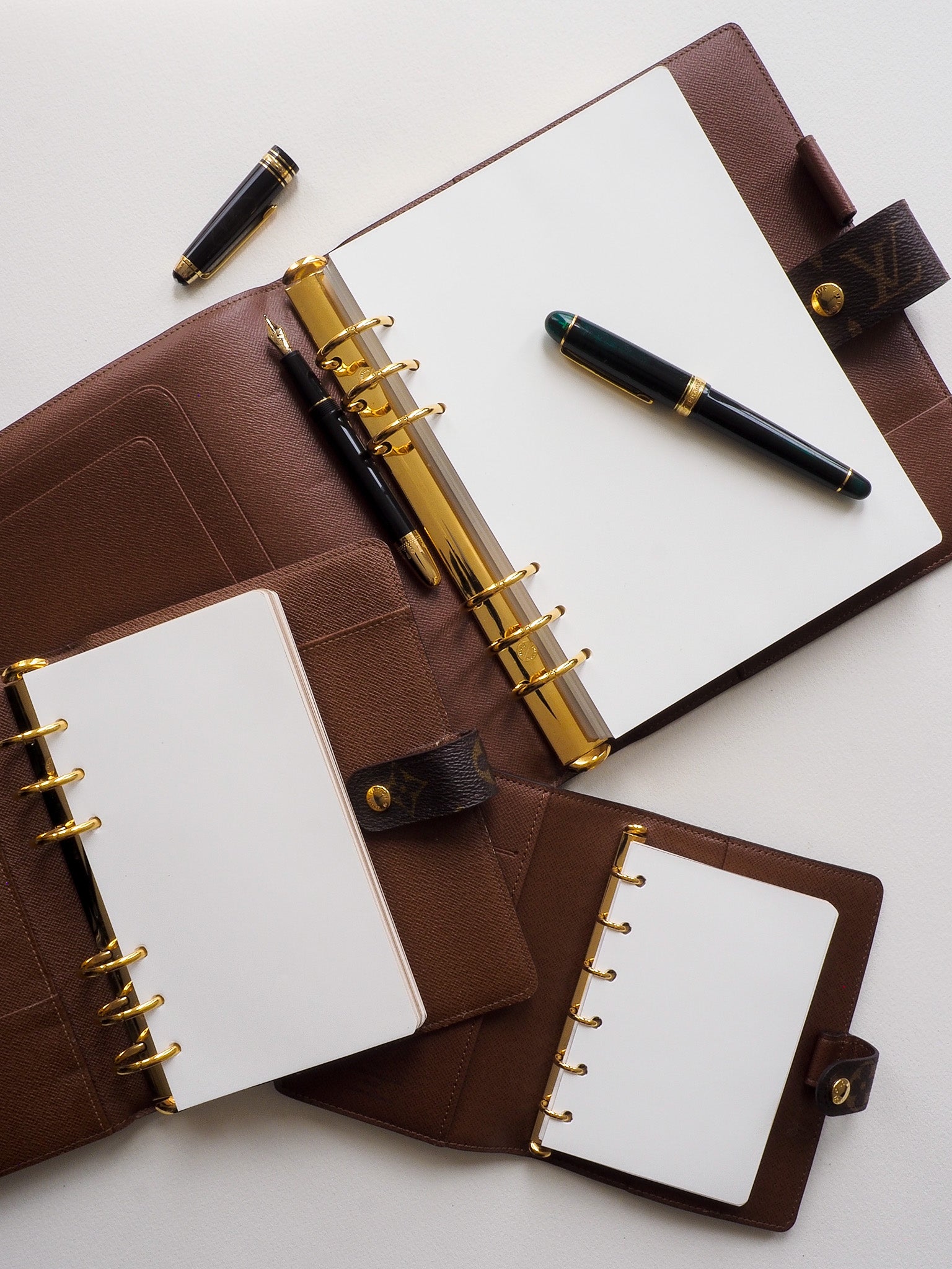 Deep brown faux leather ring binders containing plain white loose sheets for versatile journaling, planning, and memo keeping.