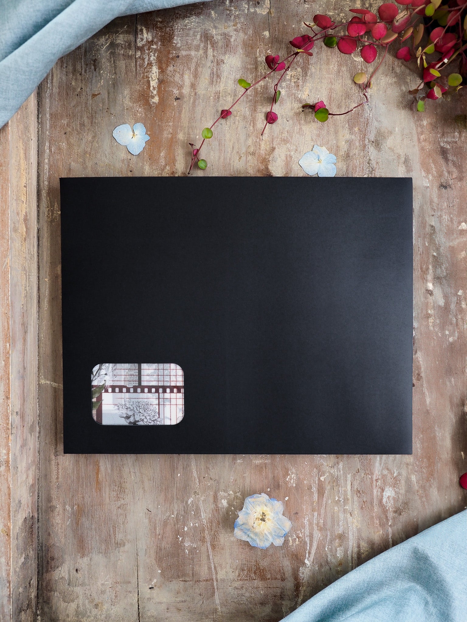 Minimalist matte black kit base featuring a small, framed, seasonal graphic element for the September 2025 subscription planning kit.