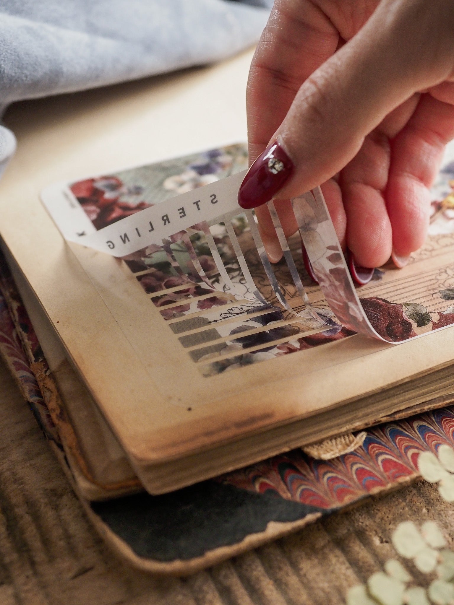 Thin strip stickers featuring a beautiful autumnal botanical pattern, ideal for decorating journals and planning for fall seasonal themes.