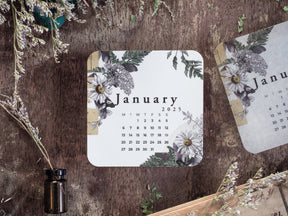 Botanical monthly calendar sticker for January 2025, featuring a delicate and elegant arrangement of white daisies and soft green foliage.